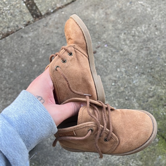 Cute old navy toddler boy shoes! - Picture 4 of 6